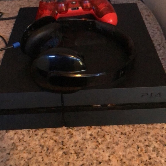PS4 with controller & mic - Picture 3 of 4